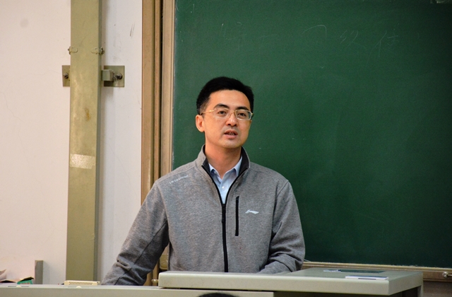 学院党委副书记王迅为学生党支部、班级讲党课