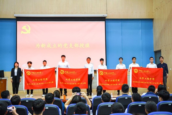 组织部王彦丽为新成立的学生党支部授旗