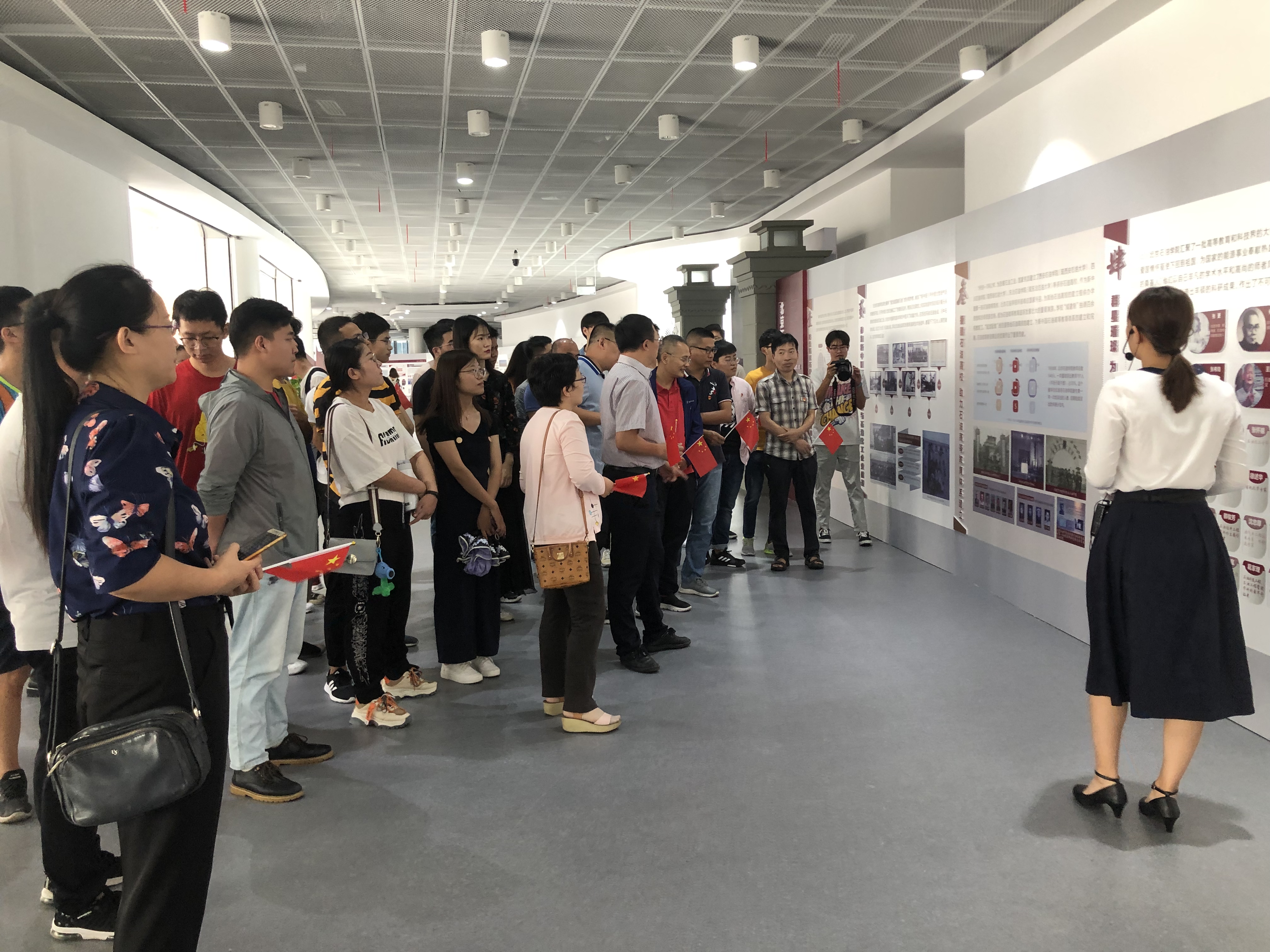 支部党员观看《与共和国同行》展览 于洙末摄影