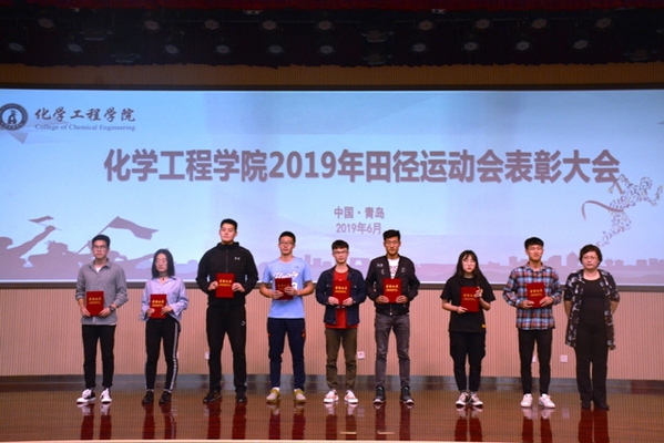 党委学生工作部（处）副处长孙鹏燕为获得优秀组织者、优秀教练员代表颁奖