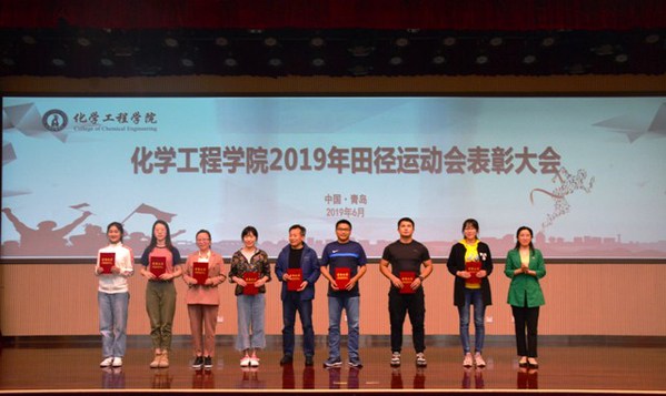 党委研究生工作部部长吕宏凌为获得突出贡献运动员代表颁奖