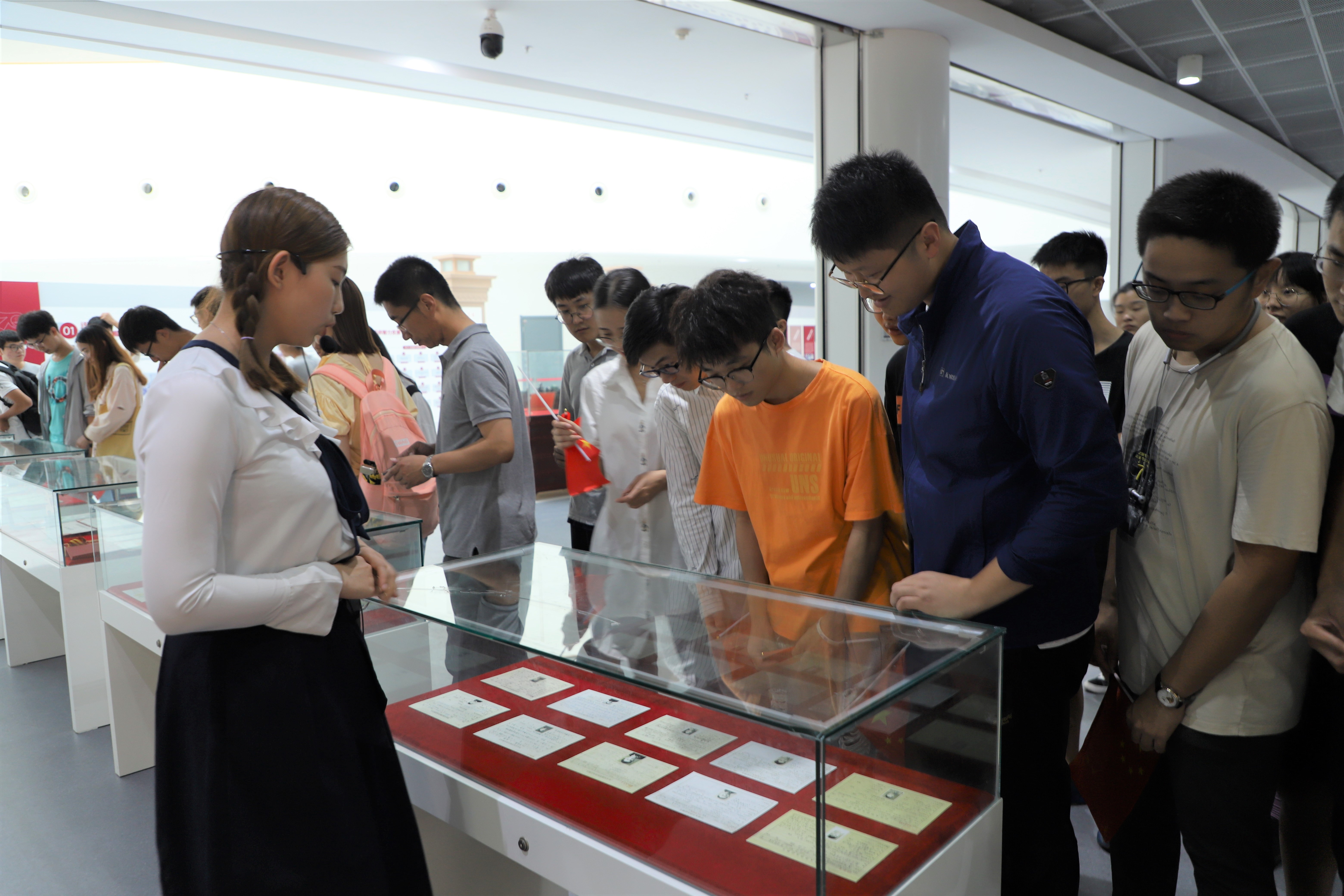 学院组织师生党员观看"与共和国同行"展览