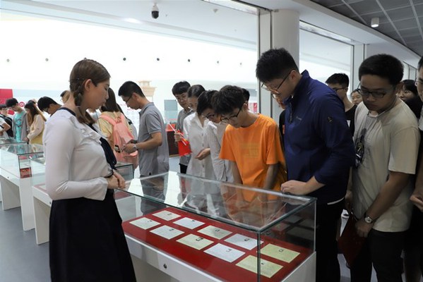 辅导员党支部与学生党员共同观看“与共和国同行”展览 杨扬摄影 