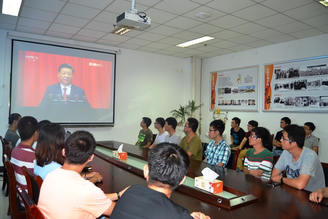 学院组织留校学生党员、干部观看庆祝中国人民解放军建军90周年大会 刘伟摄影