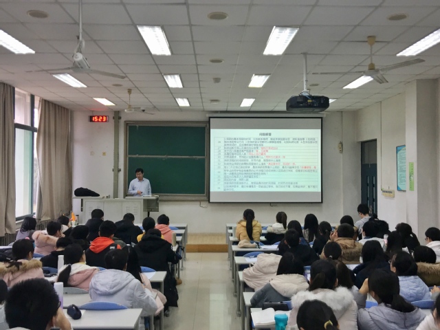 院长助理、重质油国家重点实验室副主任陈小博为学生讲解