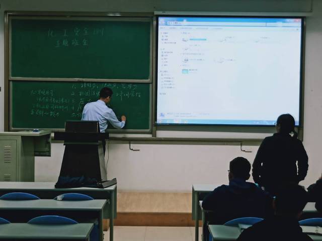 副院长刘义对同学提出的问题进行解答 赵峰摄影