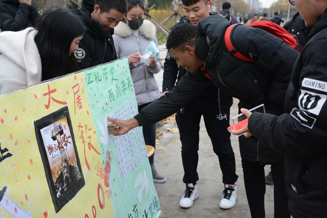 吸引青年学生广泛参与  李博一摄影