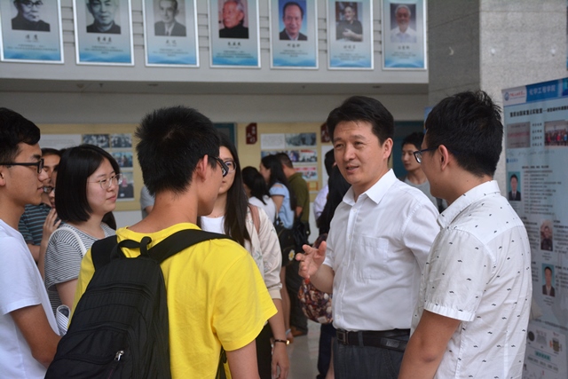 吴明铂教授介绍课题组情况 王玉娟摄影 吴明铂教授介绍课题组情况 王玉娟摄影