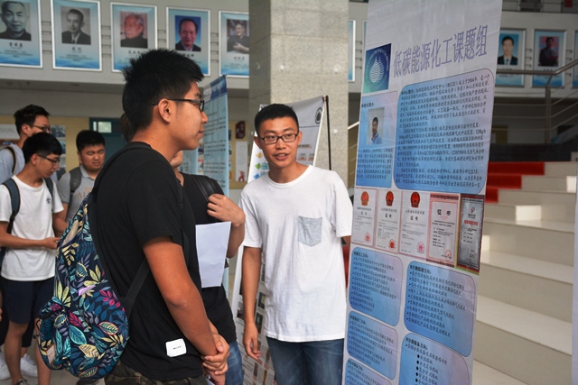 学生观看课题组展架 王玉娟摄影 学生观看课题组展架 王玉娟摄影
