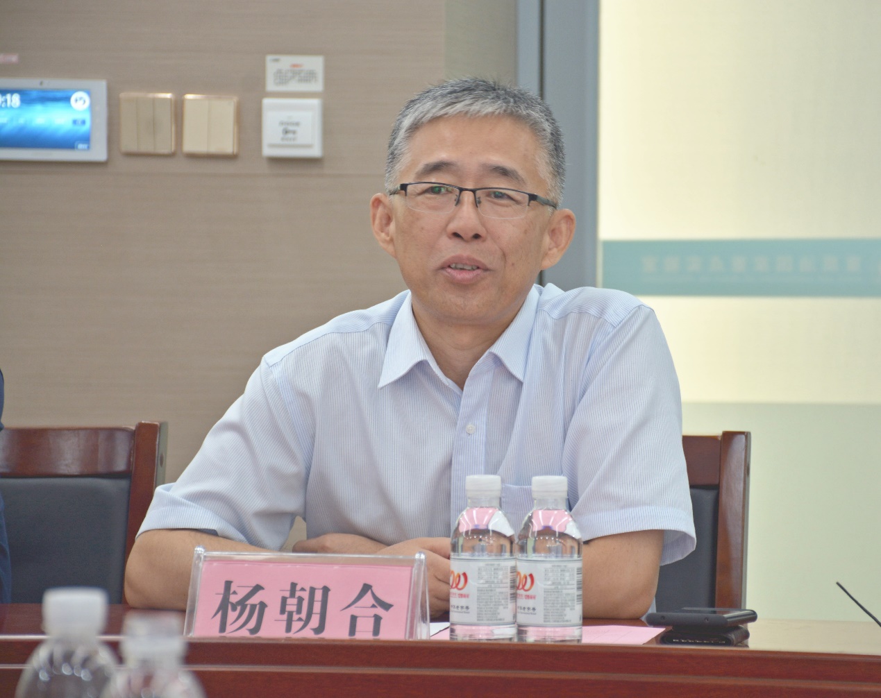 杨朝合院长,李国书记,刘欣梅院长及相关负责人参加了交流会.