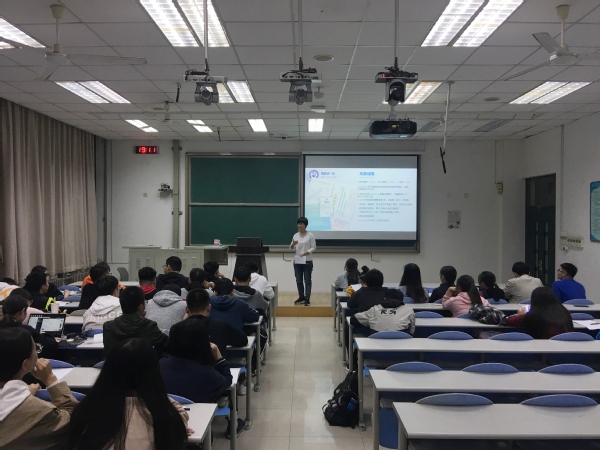 选手上台答辩