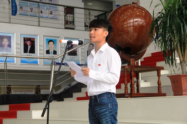 新党员代表袁俊聪发言 魏孟吉摄影 新党员代表袁俊聪发言 魏孟吉摄影