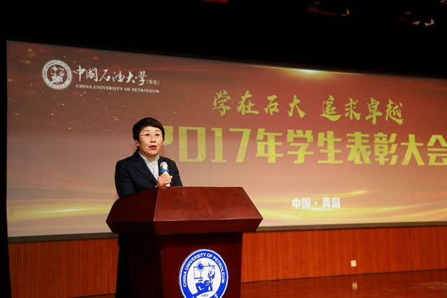 副校长张玲玲宣读表彰文件 副校长张玲玲宣读表彰文件