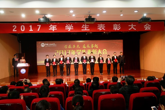 况思宇作为获得过省级及以上突出荣誉的学生代表上台领奖(右三) 况思宇作为获得过省级及以上突出荣誉的学生代表上台领奖(右三)