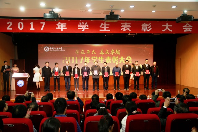 王君作为创新创业卓越贡献奖获奖代表上台领奖(右六) 王君作为创新创业卓越贡献奖获奖代表上台领奖(右六)