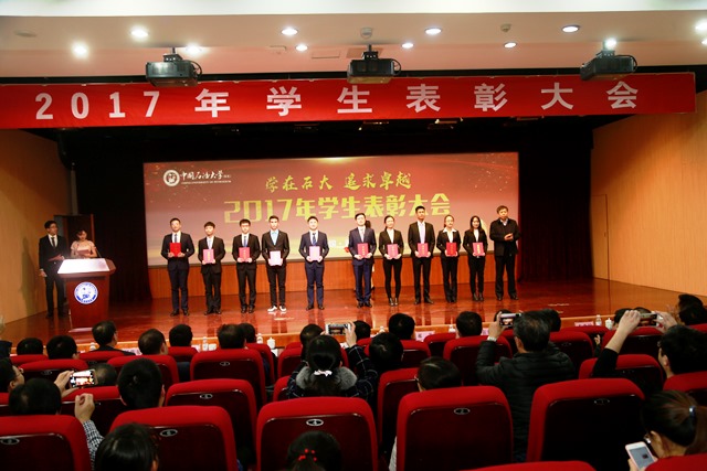 徐燕作为研究生学术十杰上台领奖(右五) 徐燕作为研究生学术十杰上台领奖(右五)