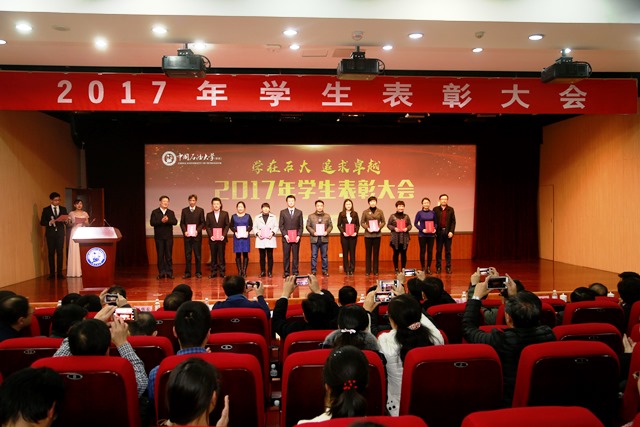 曲燕作为“十佳班主任”上台领奖(右二) 曲燕作为“十佳班主任”上台领奖(右二)